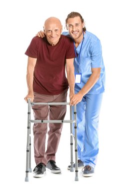 Beyaz arka planda bakıcı ile yaşlı adam