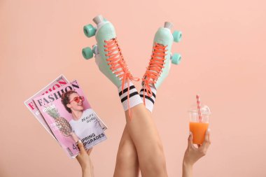 Vintage paten kadın, moda dergileri ve renk arka plan suyu ile