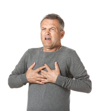 Beyaz arka planda kalp krizi muzdarip olgun adam