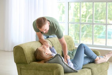 mutlu genç bir çift evde eğlenmek