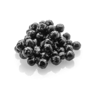 Beyaz zemin üzerine lezzetli siyah havyar