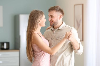 Evde dans mutlu genç çift portresi