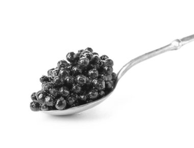Lezzetli siyah havyar beyaz zemin üzerine kaşıkla