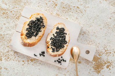 Hafif arka planda siyah havyarlı sandviçler