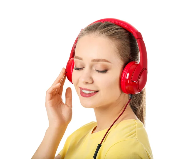 Belle jeune femme écoutant de la musique sur fond blanc — Photo