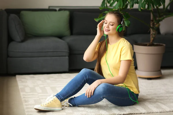 Bella giovane donna che ascolta musica a casa — Foto Stock