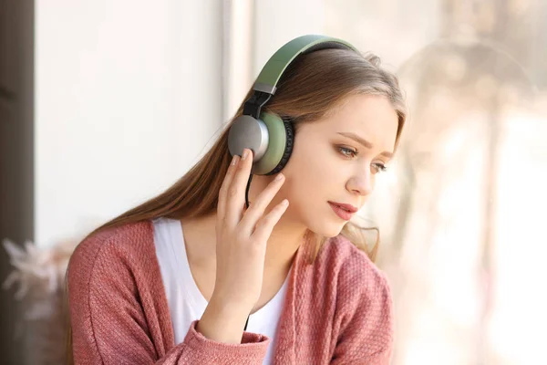 아름다운 젊은 여자 가집에서 음악을 듣고 있다 — 스톡 사진