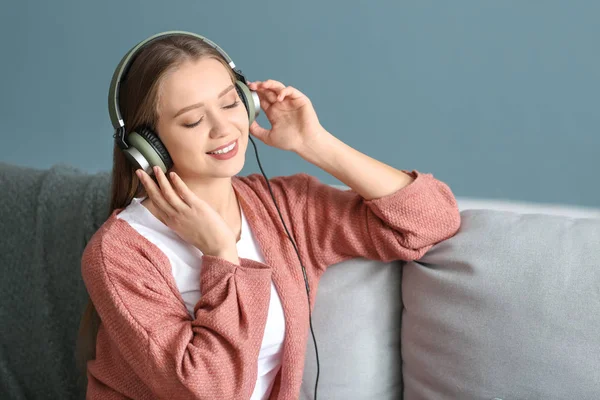 아름다운 젊은 여자 가집에서 음악을 듣고 있다 — 스톡 사진