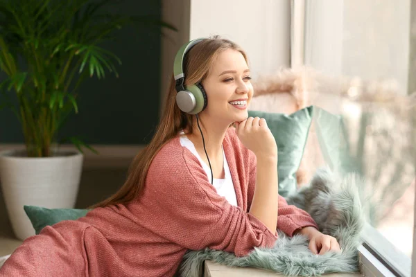 Hermosa joven escuchando música en casa —  Fotos de Stock