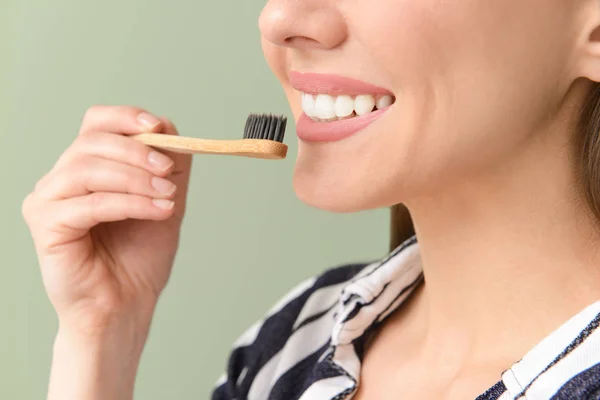 Kvinna med tandborste på färg bakgrund, närbild. Begreppet tandhygien — Stockfoto