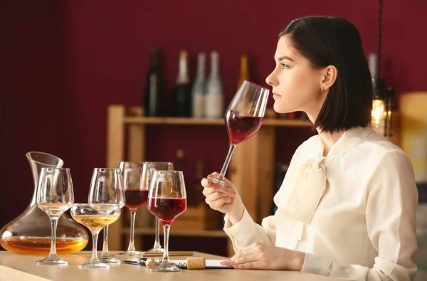 Unga kvinnliga sommelier som arbetar i vinkällare — Stockfoto