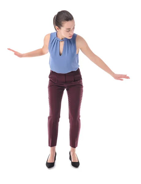 Junge Geschäftsfrau auf weißem Hintergrund balancierend — Stockfoto