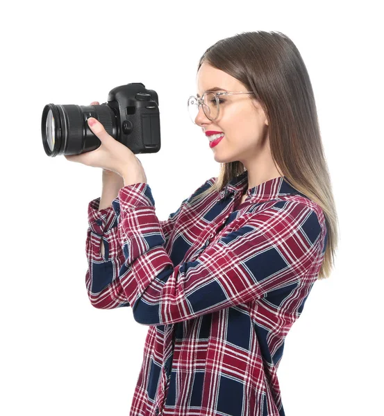 Jonge vrouwelijke fotograaf op witte achtergrond — Stockfoto