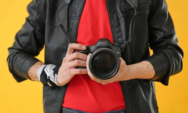 Fotógrafo masculino sobre fondo de color, primer plano — Foto de Stock
