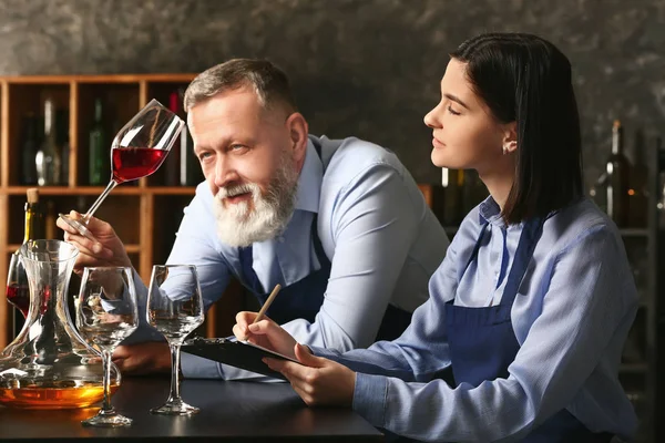 Sommelier maturo con il suo studente in cantina — Foto Stock