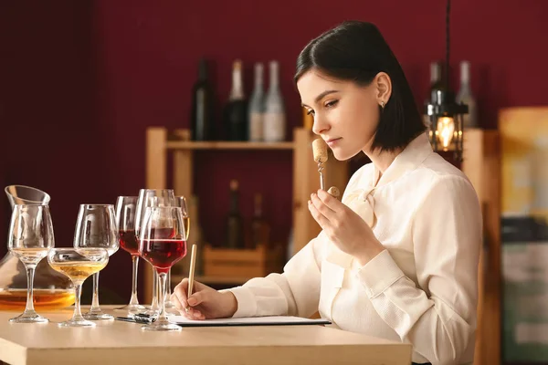 Jovem sommelier feminino trabalhando na adega — Fotografia de Stock