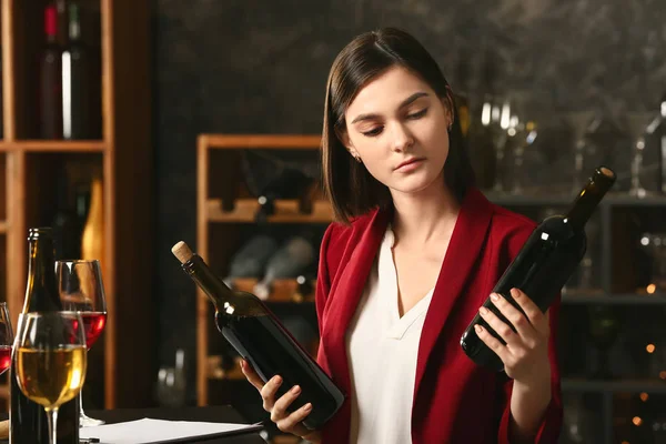 Şarap mahzeninde çalışan genç kadın şarap garsonu — Stok fotoğraf