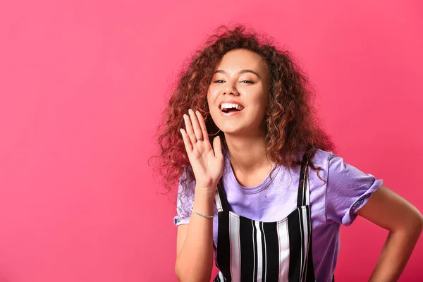 Schreeuwen jonge vrouw op kleur achtergrond — Stockfoto