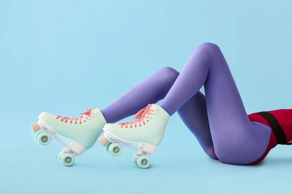 色の背景にヴィンテージローラースケートの女性 — ストック写真