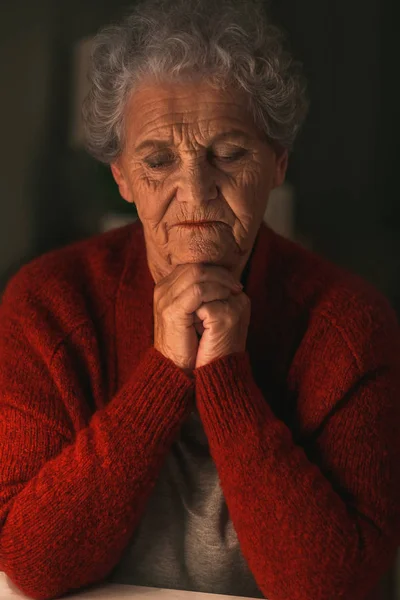 Idős asszony imádkozott Istenhez éjjel — Stock Fotó