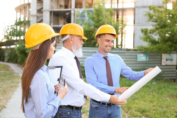 Arquitectos discutiendo proyecto de construcción al aire libre — Foto de Stock