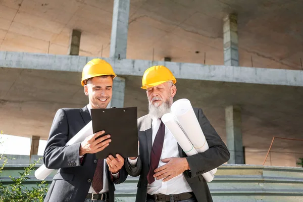 Arquitectos discutiendo proyecto de construcción al aire libre —  Fotos de Stock