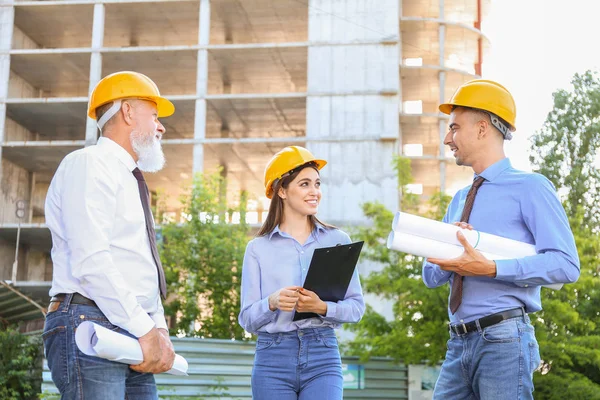 Arquitectos discutiendo proyecto de construcción al aire libre —  Fotos de Stock