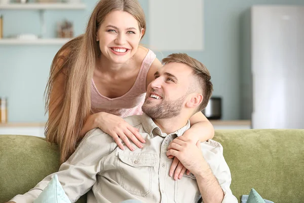 Портрет счастливой молодой пары дома — стоковое фото