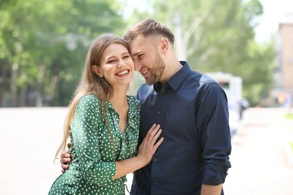 Happy young couple in park on summer day — Stock Photo, Image