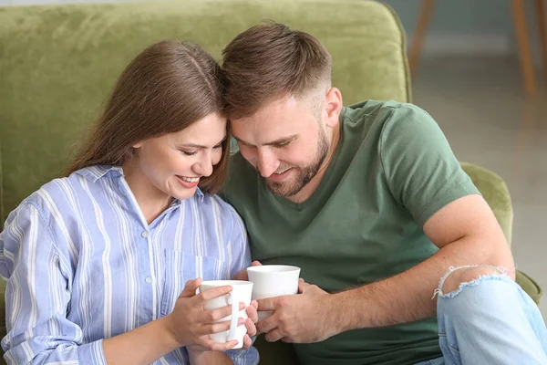Retrato de pareja joven y feliz tomando café en casa —  Fotos de Stock