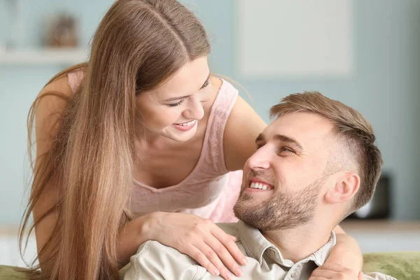 Retrato de jovem casal feliz em casa — Fotografia de Stock