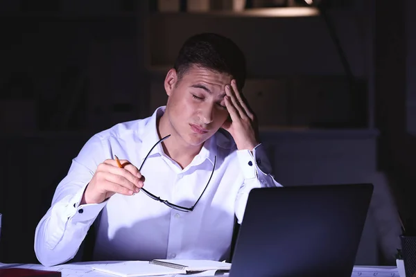 Κουρασμένος επιχειρηματίας στο γραφείο αργά το βράδυ — Φωτογραφία Αρχείου