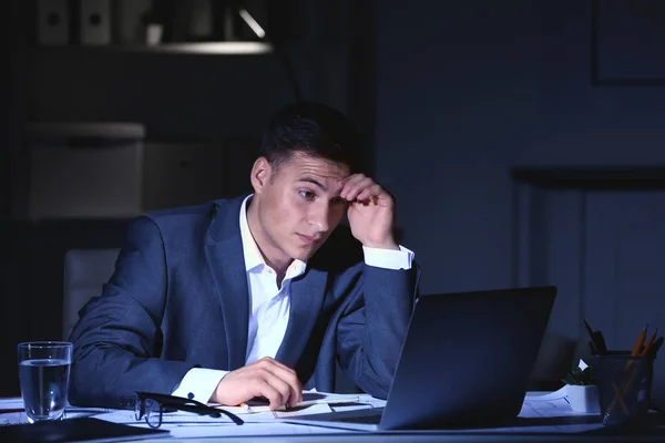 Empresário cansado no escritório tarde da noite — Fotografia de Stock