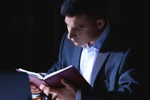 Empresario trabajando en la oficina tarde en la noche — Foto de Stock