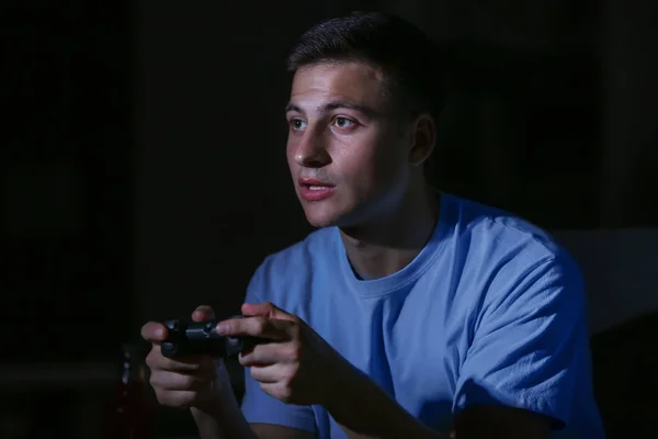 Joven jugando videojuego tarde en la noche —  Fotos de Stock