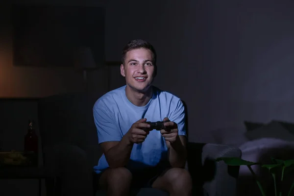 Joven jugando videojuego tarde en la noche —  Fotos de Stock
