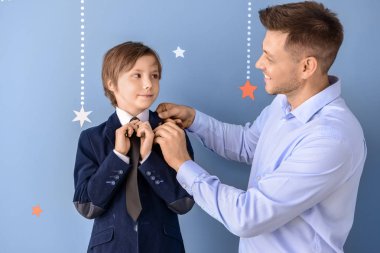Renkli arka plan üzerinde babası ile şık küçük çocuk