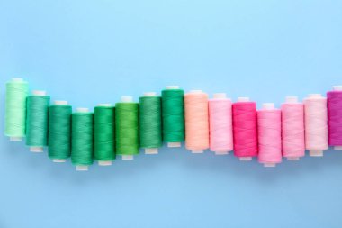 Dikiş ipliği renk arka plan üzerinde kümesi