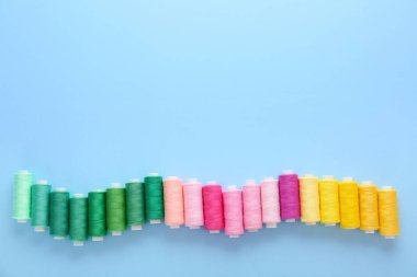 Dikiş ipliği renk arka plan üzerinde kümesi