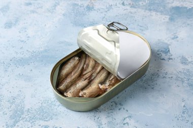 Renkli arka planda yağ da sprats ile tin olabilir
