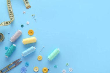 Renk arka planda dikiş ipliği ve aksesuarları seti