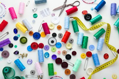 Beyaz arka planda dikiş ipliği ve aksesuarları seti