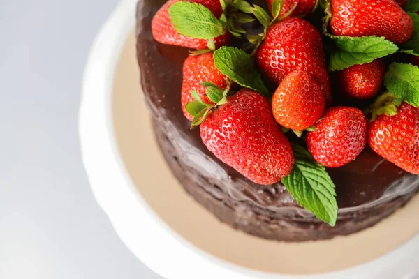 Νόστιμο κέικ σοκολάτας με φράουλα σε λευκό φόντο, κοντινό πλάνο — Φωτογραφία Αρχείου