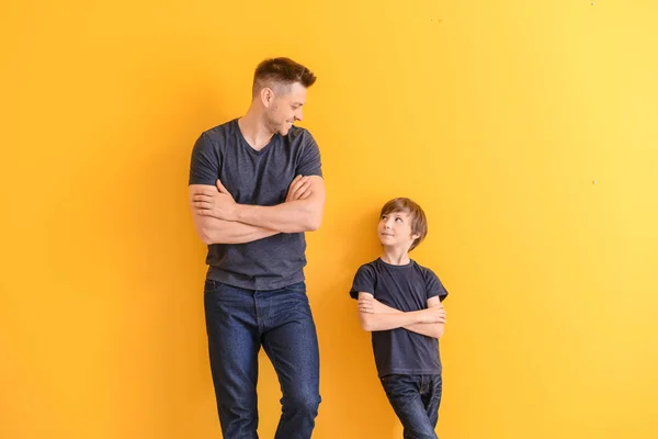 Retrato de padre e hijo sobre fondo de color — Foto de Stock