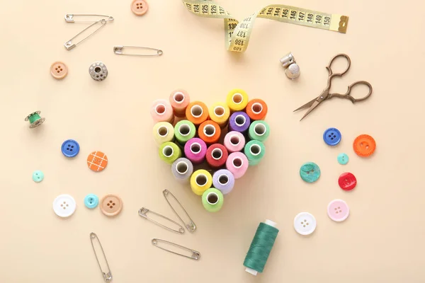 Set of sewing threads and accessories on light background — Stock Photo, Image