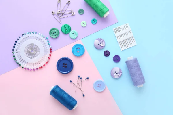 Set van naaigarens en accessoires op kleur achtergrond — Stockfoto