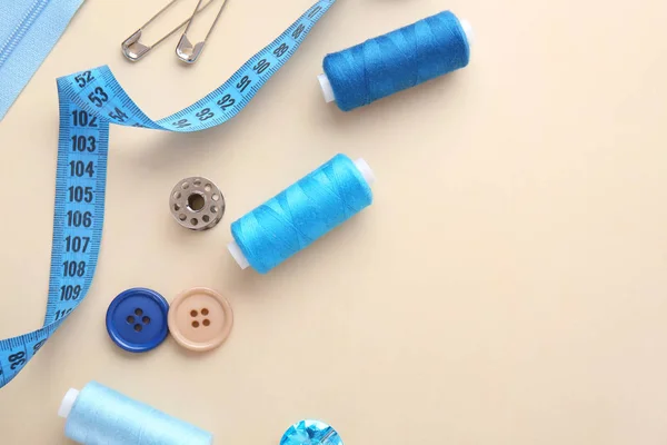 Set of sewing threads and accessories on color background — Stock Photo, Image