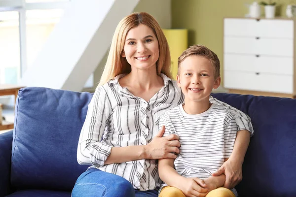 Gelukkige vrouw met weinig geadopteerde jongen thuis — Stockfoto