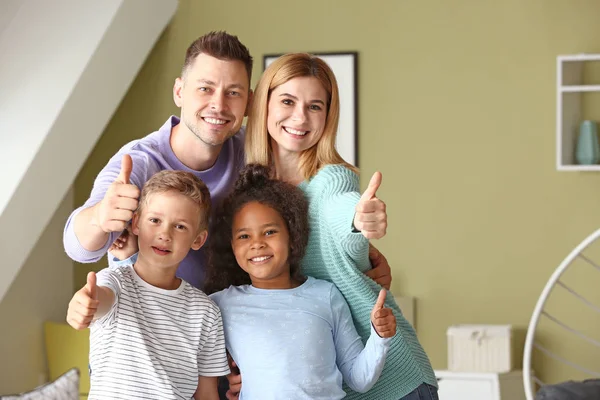 Casal feliz com crianças adotivas em casa — Fotografia de Stock