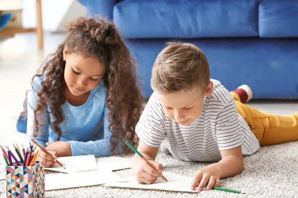Crianças adotivas felizes desenhando imagens em sua nova casa — Fotografia de Stock